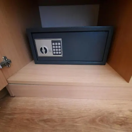 Beutiful Ground Floor Apartment Close To Beach Apartment *