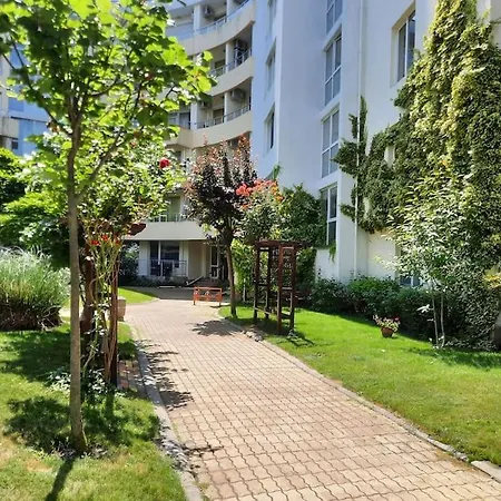 Beutiful Ground Floor Apartment Close To Beach Apartment *