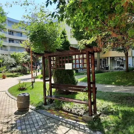 Beutiful Ground Floor Apartment Close To Beach Apartment