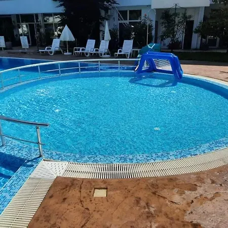 Beutiful Ground Floor Apartment Close To Beach Apartment