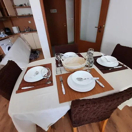 Beutiful Ground Floor Apartment Close To Beach Apartment