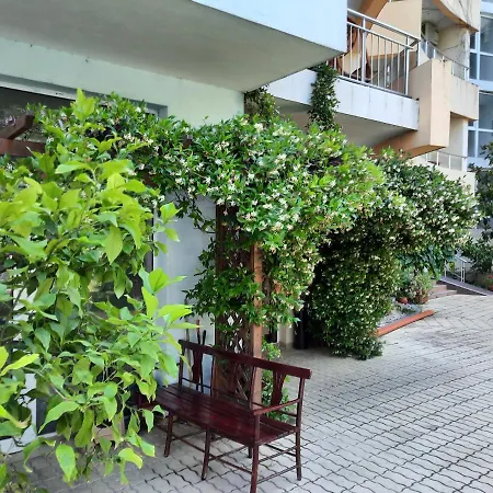 Beutiful Ground Floor Apartment Close To Beach Apartment *