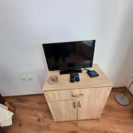 Beutiful Ground Floor Apartment Close To Beach Apartment *