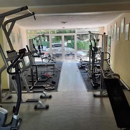 Beutiful Ground Floor Apartment Close To Beach شقة