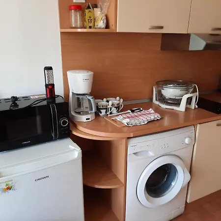 Beutiful Ground Floor Apartment Close To Beach شقة *
