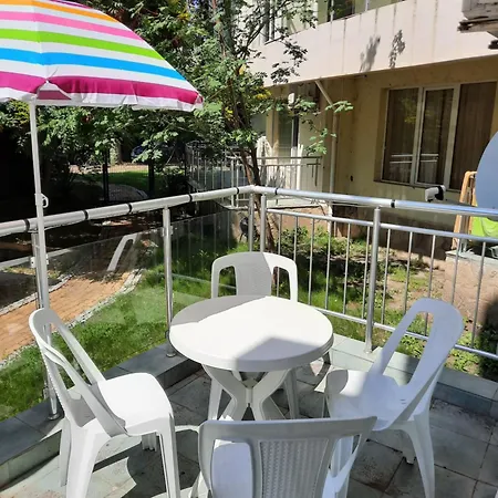 Beutiful Ground Floor Apartment Close To Beach شقة *